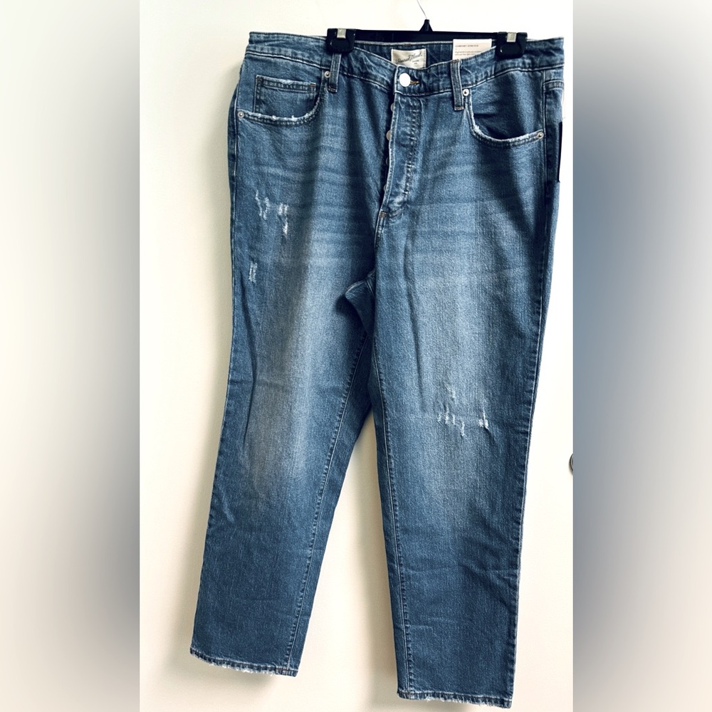 Universal Threads women’s straight leg distressed 18